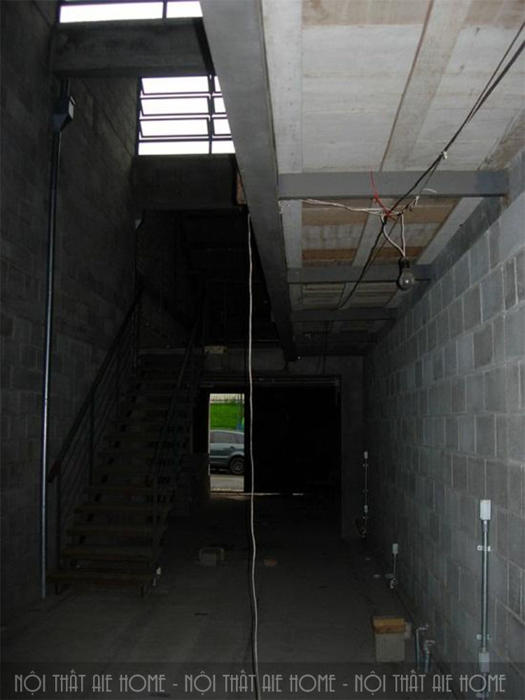 Cầu thang nhà ống đang trong quá trình cải tạo