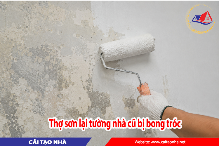 Thợ sơn lại tường nhà cũ bị bong tróc